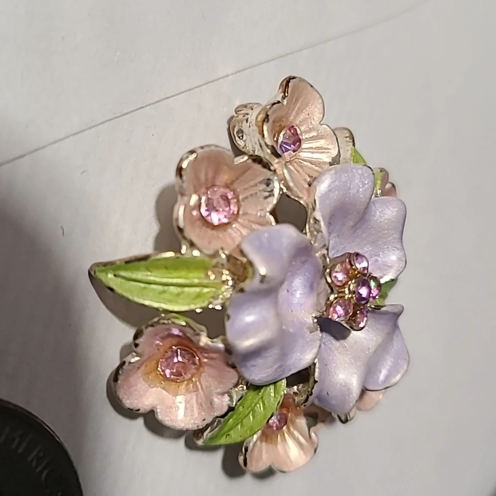 vintage Floral purple pink enamel flower brooch‎ with rhinestones & green leaves